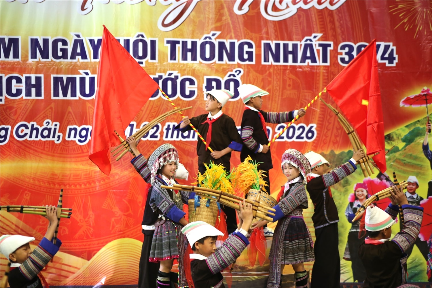 Qua từng nhịp khèn, điệu múa, các em không chỉ thể hiện năng khiếu, sự sáng tạo mà còn bộc lộ niềm tự hào sâu sắc về quê hương, đồng thời lan tỏa tinh thần đoàn kết, gắn bó trong môi trường học đường.