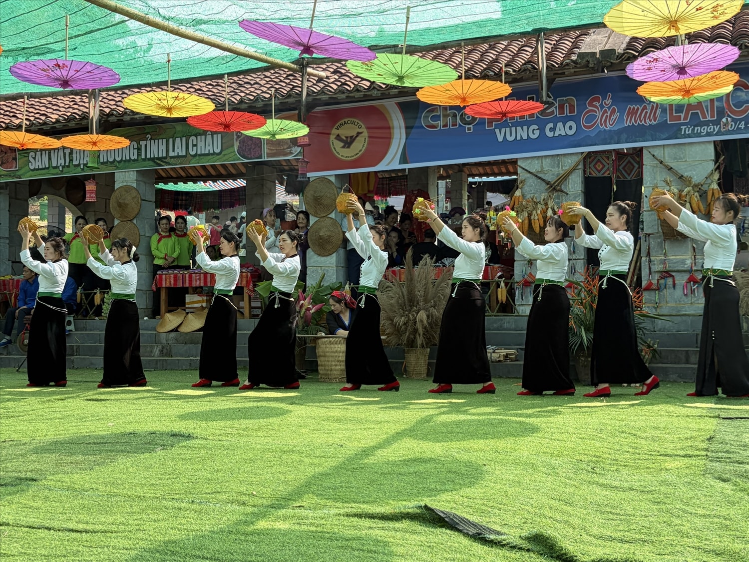 Các cô gái Thái duyên dáng trong trang phục dân tộc 