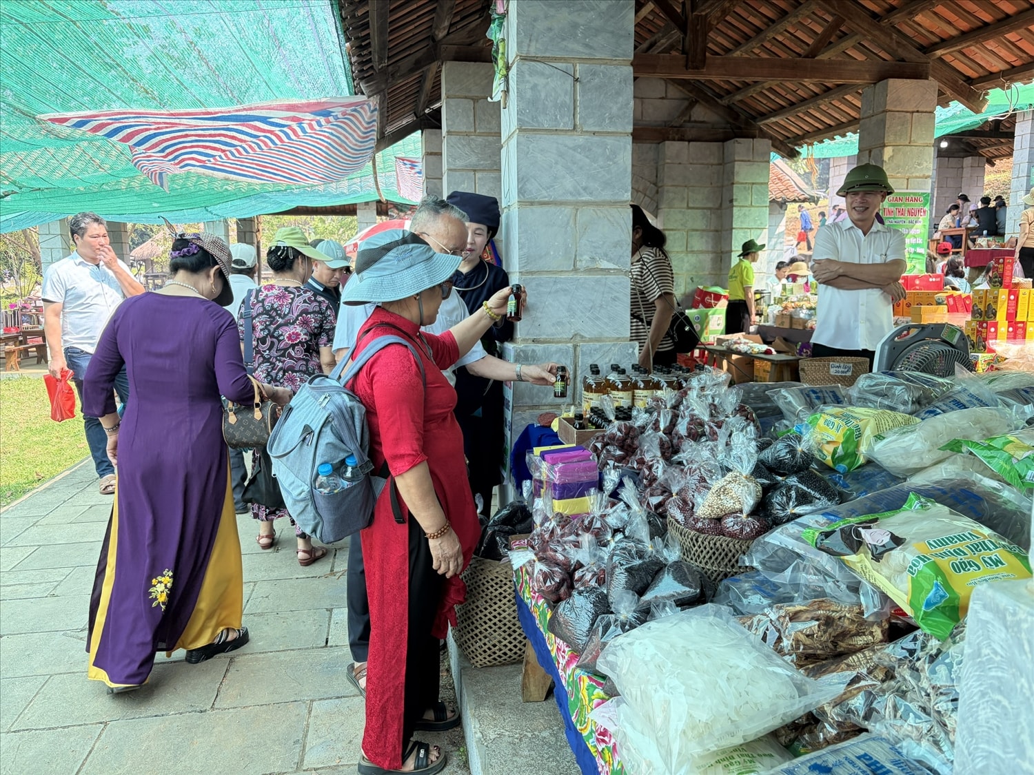 Không gian trưng bày sản vật phong phú thu hút du khách thăm quan