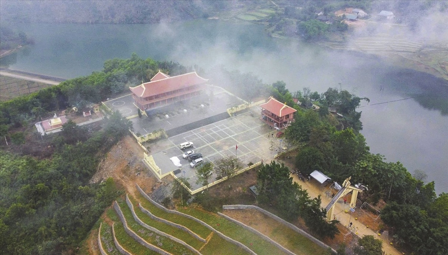 Đền Chín Gian tọa lạc trên đỉnh đồi Pú Pỏm, nổi bật giữa không gian núi rừng Thanh Hóa