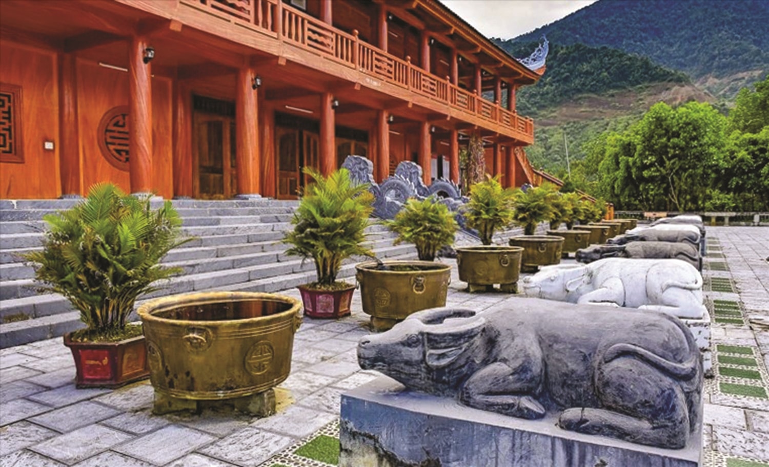 Bức tượng trâu bằng đá trước cửa đền, gồm sáu trâu đen và ba trâu bạc, đồng loạt hướng về chính điện trong dáng vẻ trang nghiêm