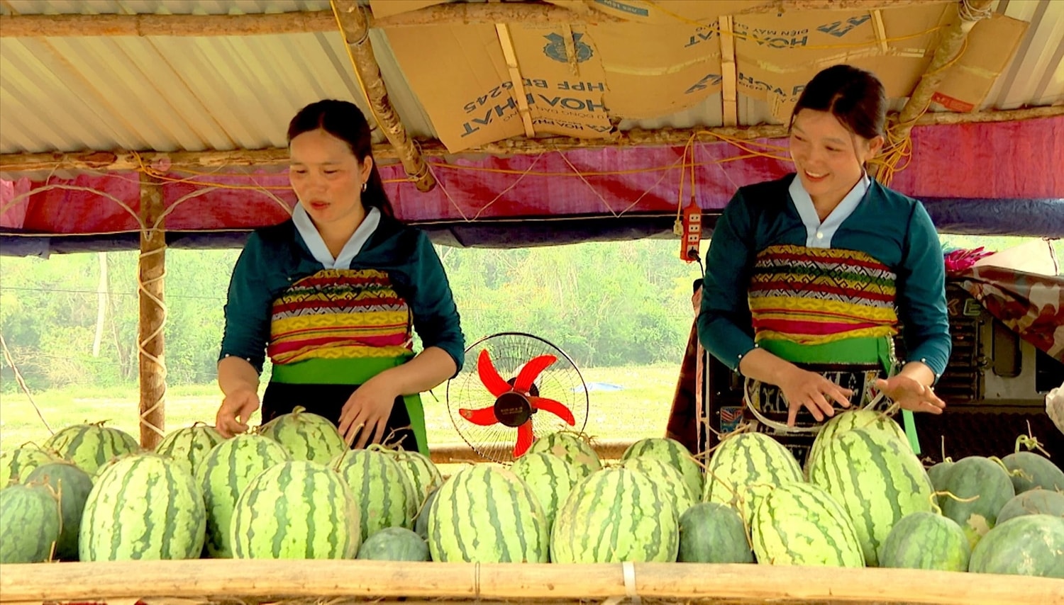 Bà con bản Sáng (xã Quang Chiểu) bày bán dưa hấu tại điểm ven đường, thu hút khách qua lại, góp phần tiêu thụ nông sản và nâng cao thu nhập. Ảnh: Thanh Bình