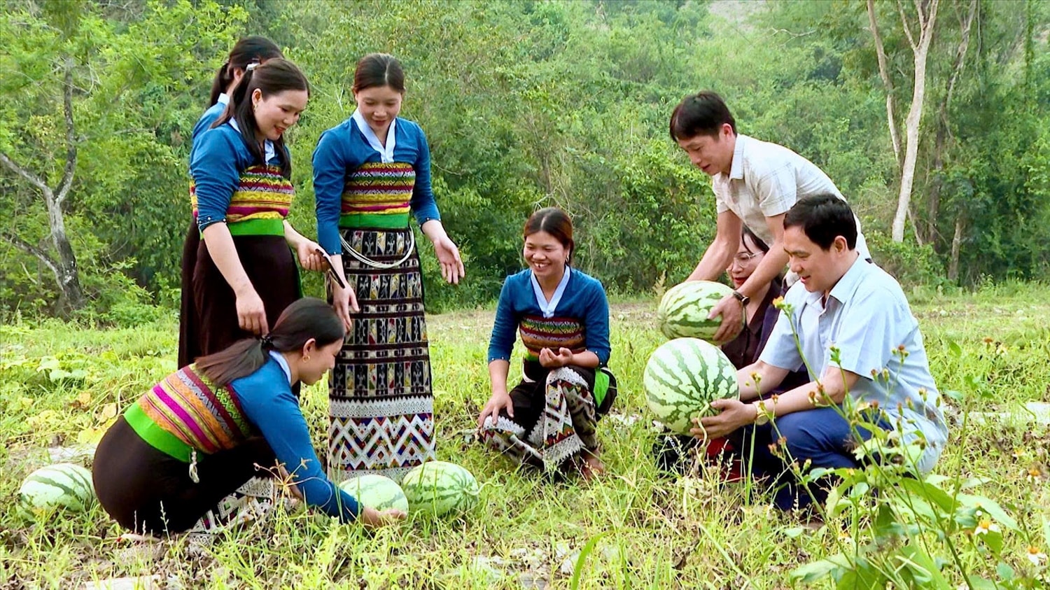 Lãnh đạo xã Quang Chiểu thăm, động viên bà con bản Sáng phát triển mô hình trồng dưa hấu, góp phần nâng cao thu nhập, cải thiện đời sống. Ảnh: Thanh Bình