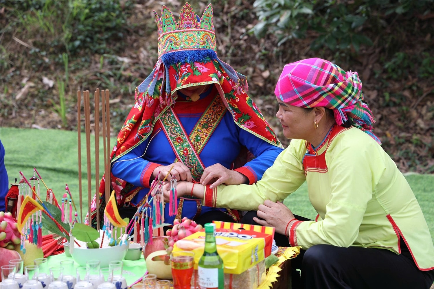 Nghi thức buộc chỉ cổ tay trong lễ cúng thần rừng