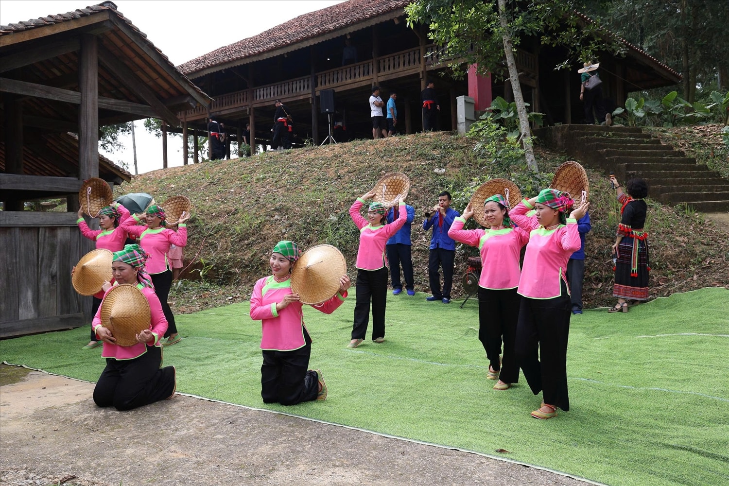 Các nghệ nhân trình diễn múa quạt trong phần hội, nét văn hoá đặc sắc của đòng  bào Giáy