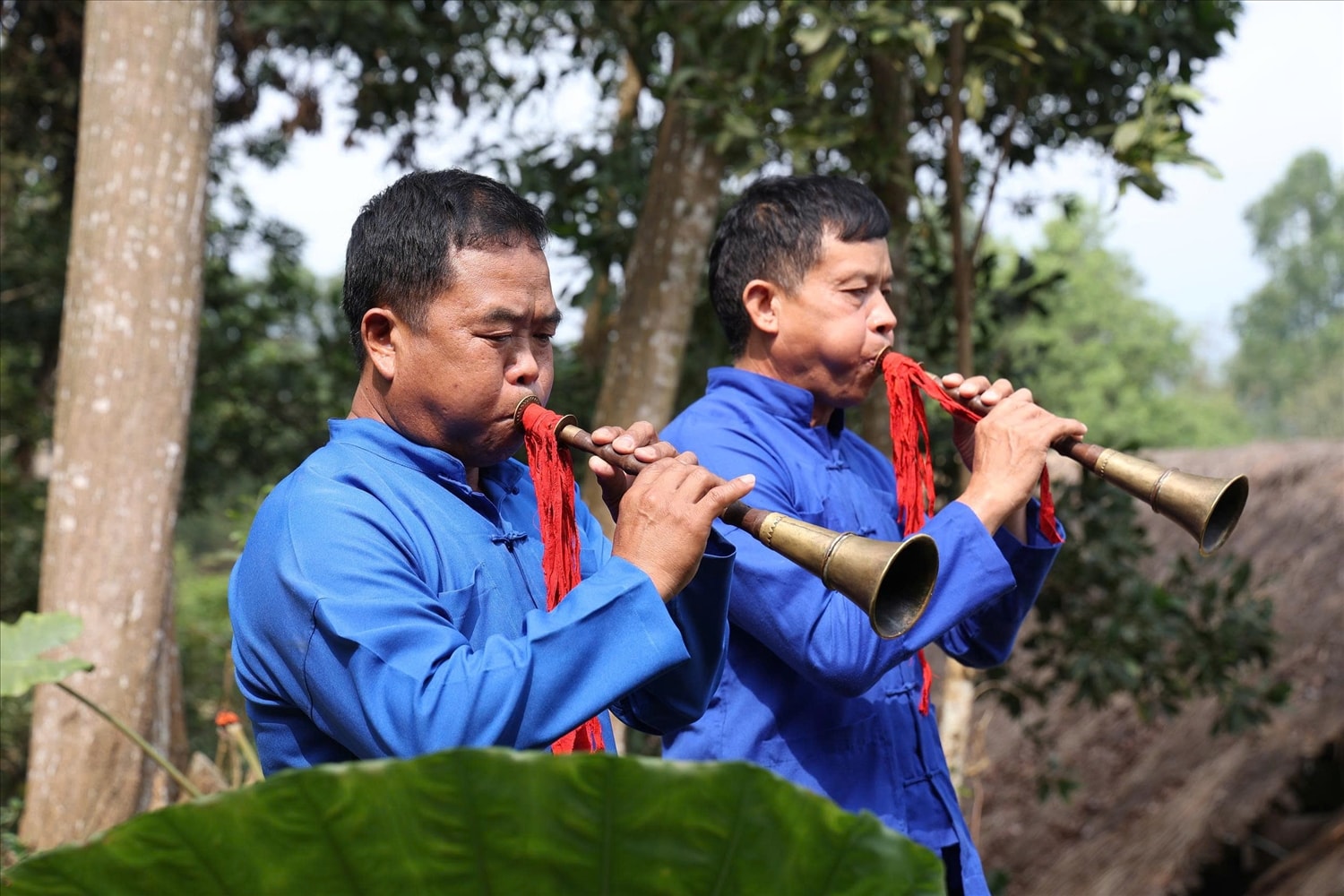 Ngay sau phần lễ, không khí trở nên rộn ràng với tiềng khèn, trống