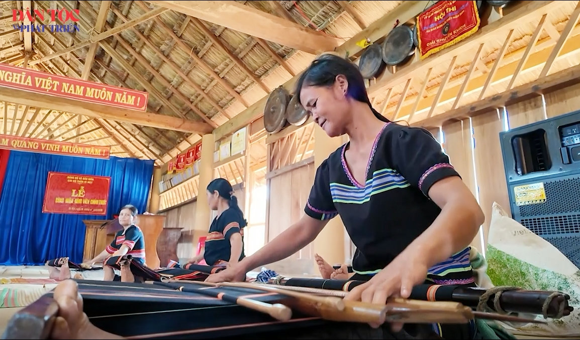[Video] Để sắc màu thổ cẩm của người Gié Triêng không phai 