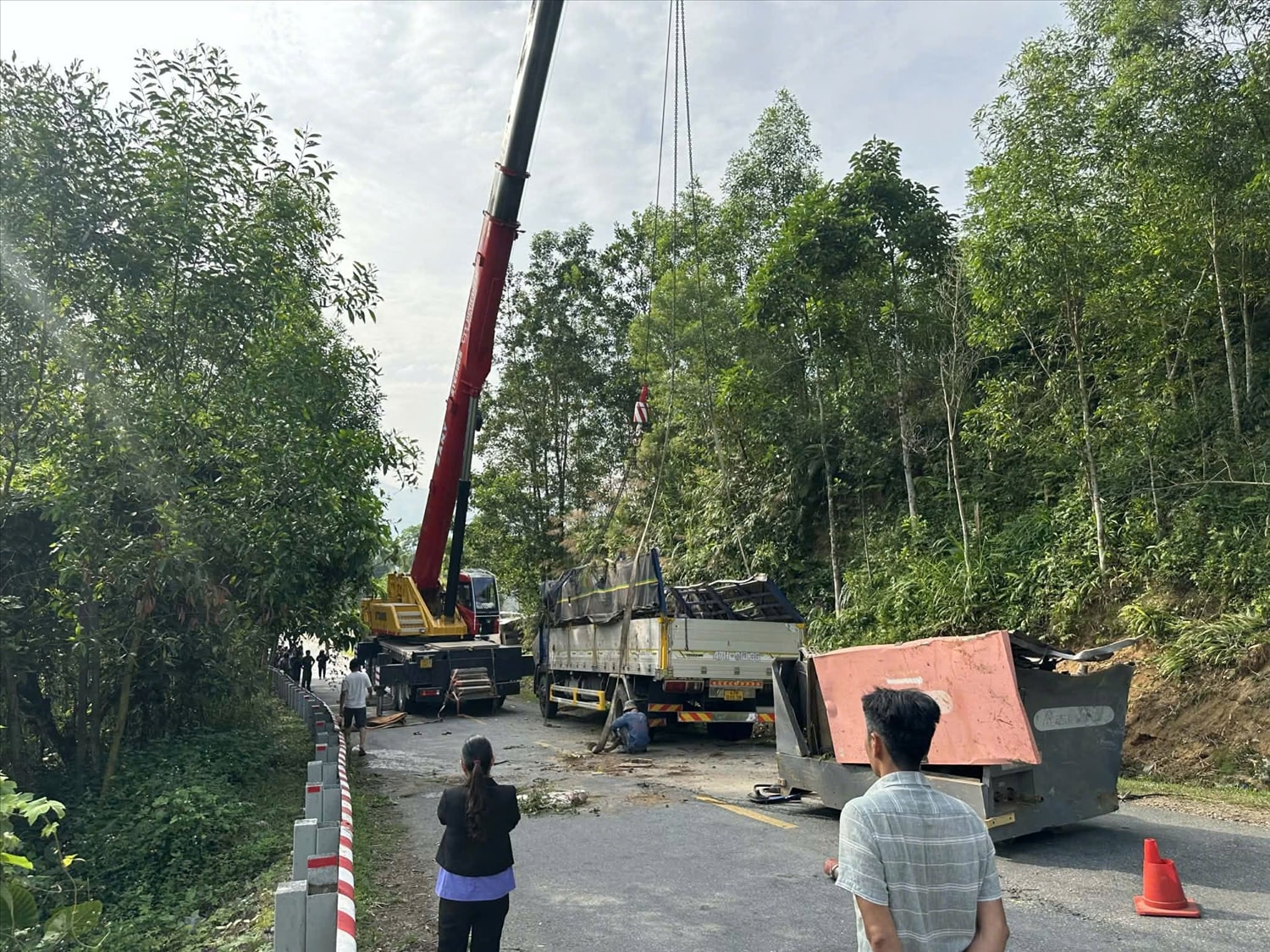 Hiện trường vụ lật xe dưới chân đèo Violăk àm 2 người tử vong, 1 người bị thương. (Ảnh: Đ.Minh)