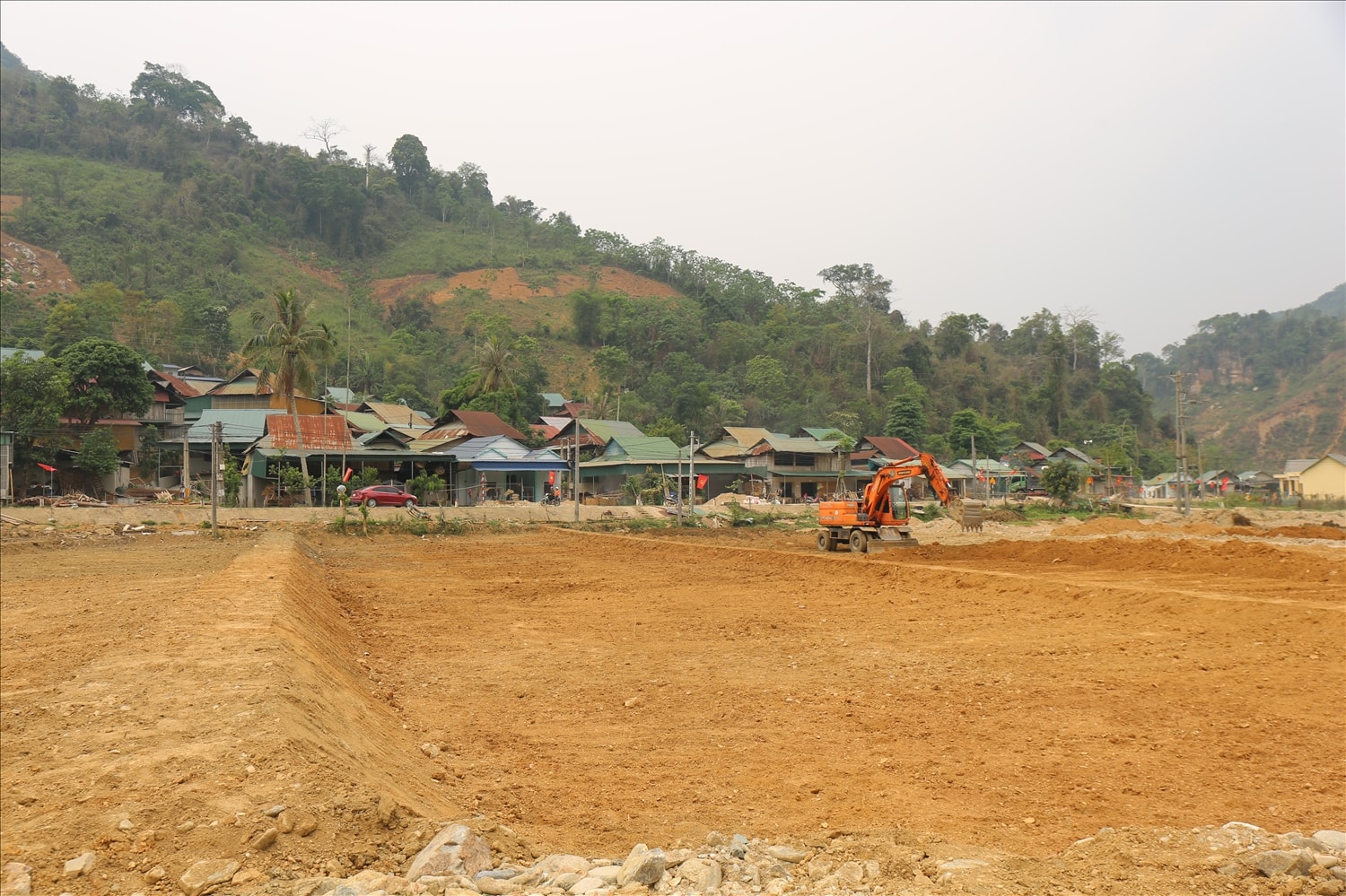Vụ sản xuất mới trên những thửa ruộng vừa cải tạo rồi sẽ hồi sinh vùng rốn lũ.