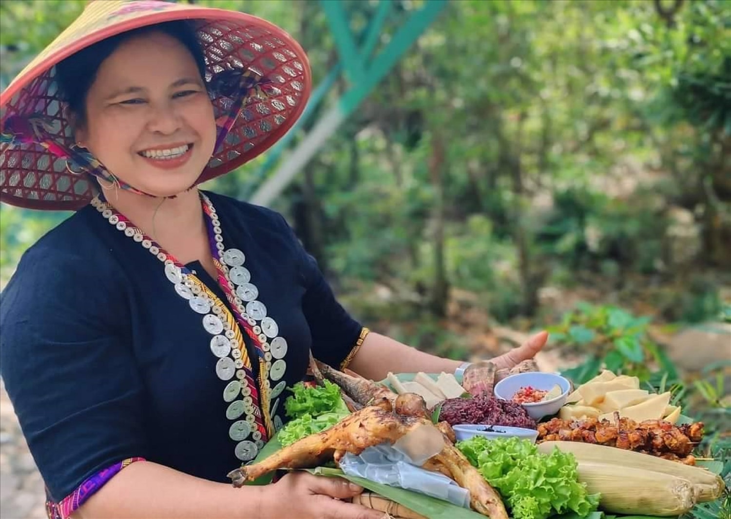 Chị Hồ Thị Ngam là Chi hội trưởng Phụ nữ và Tổ trưởng Tổ hợp tác Dịch vụ du lịch suối A Lao.