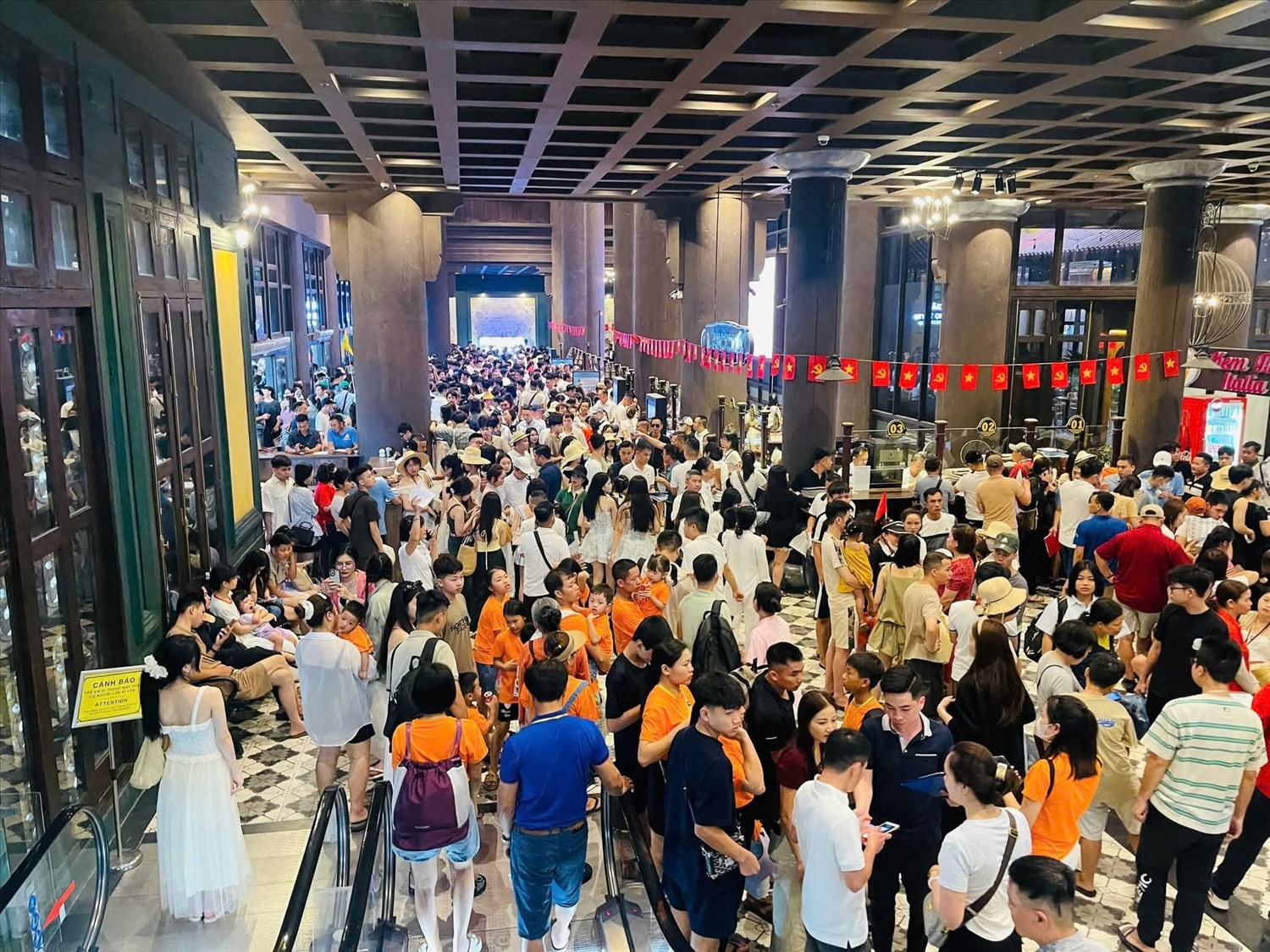 Lượng khách du lịch đến với Quảng Ninh ngày càng đông