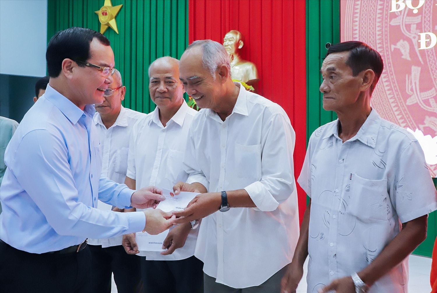 Bộ trưởng Nguyễn Đình Khang ân cần thăm hỏi tặng quà chúc Tết đồng bào Khmer tại Vĩnh Long, ngày 11/4/2026. Ảnh: Hoài Thanh