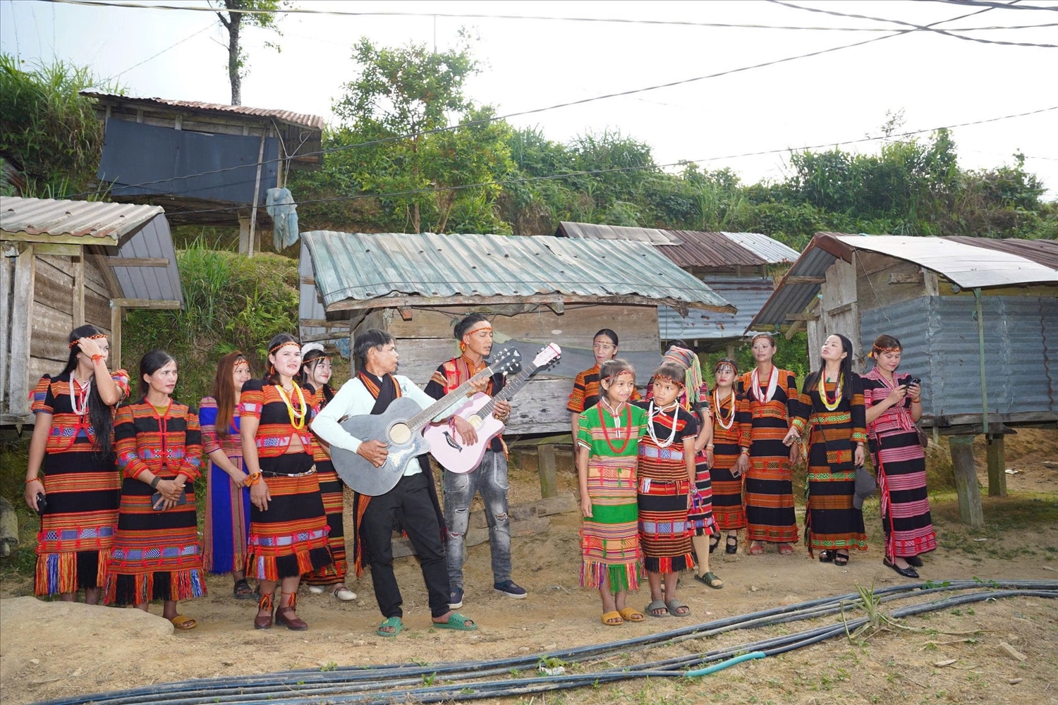 Người dân biểu diễn nhạc cụ tại chợ phiên Trà Linh.
