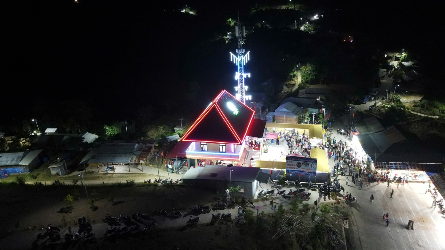 Chợ phiên ở thôn 2, Trà Linh được tổ chức vào hai ngày cuối tuần đầu tiên của tháng nhằm kết nối mua bán dược liệu, nông sản. (Ảnh MQ)