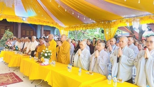 Chư tôn đức, Phật tử thực hiện nghi thức niệm Phật cầu gia hộ tại buổi lễ. Ảnh CTV