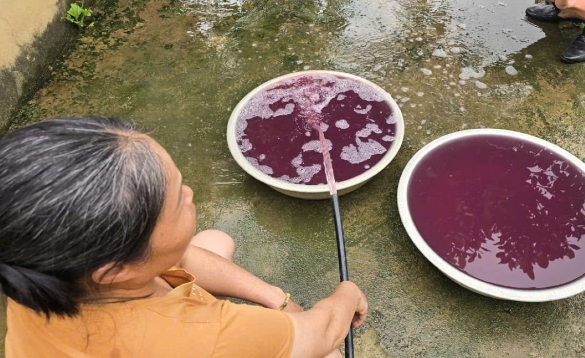 Nước giếng khoan tại thôn Quảng Trung đổi màu tím, bốc mùi hôi thối khiến người dân hoang mang.