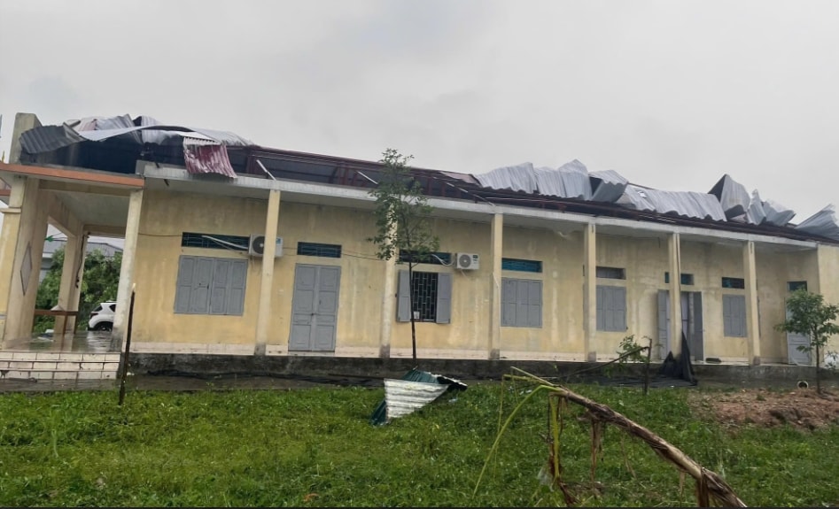 Mưa đá và dông lốc tàn phá một ngôi nhà tại Tuyên Quang (Ảnh IT)