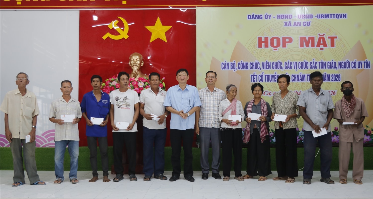 Lãnh đạo Sở Dân tộc và Tôn giáo tỉnh An Giang trao quà cho bà con DTTS có hoàn cảnh khó khăn tại xã An Cư
