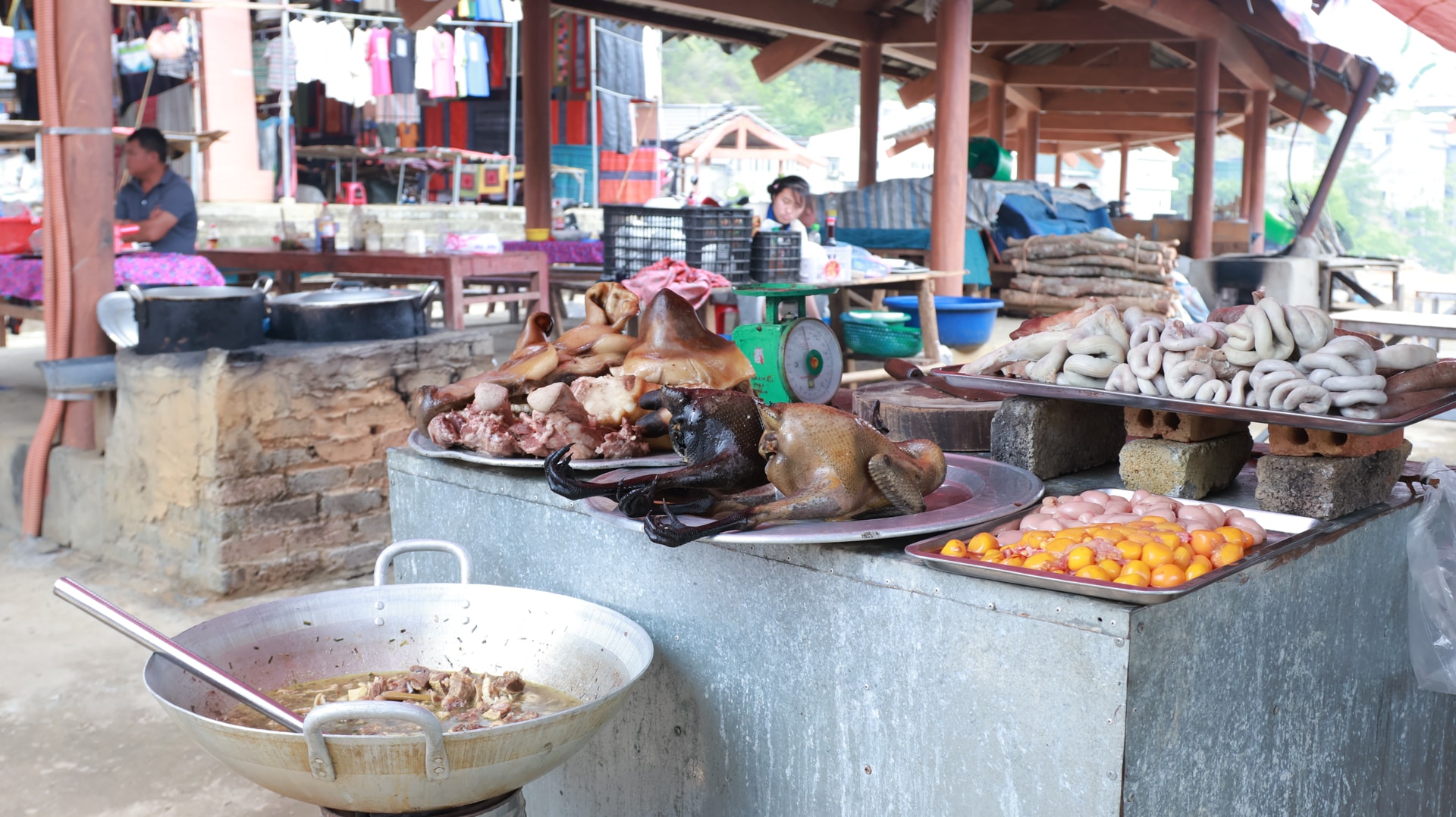 Thắng cố - món ăn biểu tượng, nơi kết tinh hương vị núi rừng và sự hiếu khách của người dân vùng cao.