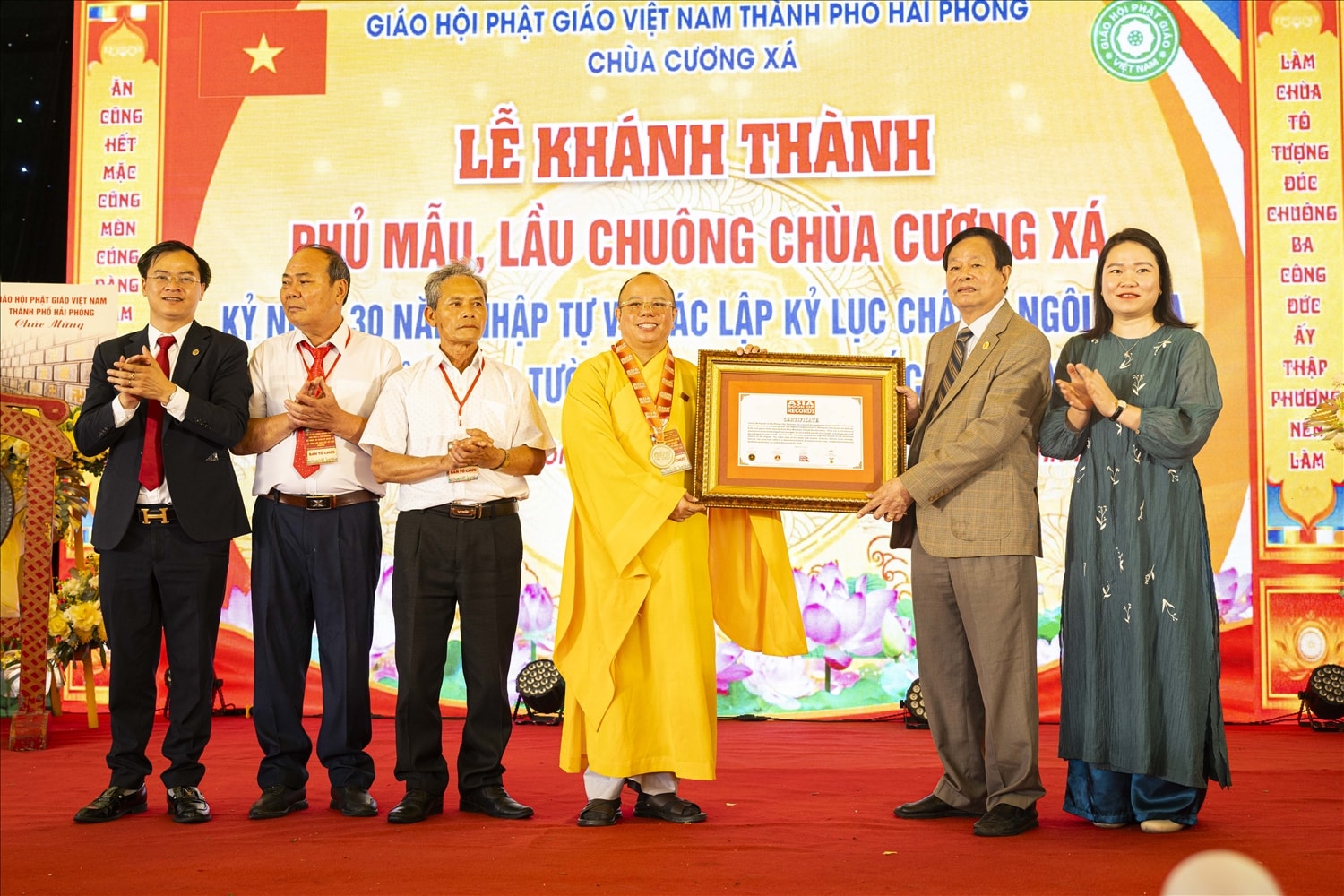 Đại diện các cấp chính quyền trao bằng chứng nhận kỷ lục cho chùa Cương Xá