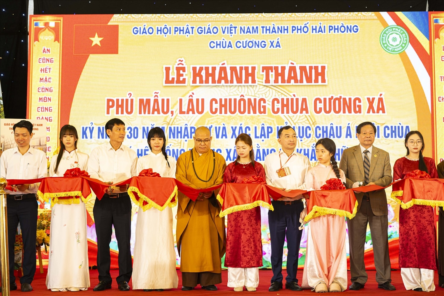 Các đại biểu thực hiện nghi thức cắt băng khánh thành Điện Mẫu và Gác chuông