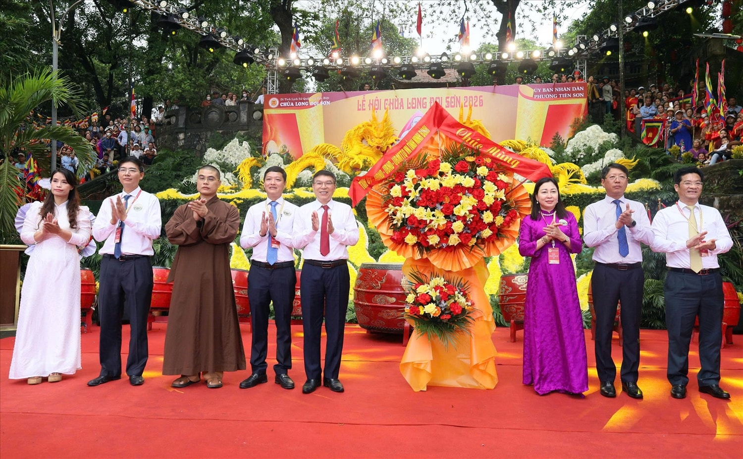 Lãnh đạo tỉnh Ninh Bình tặng hoa chúc mừng tại Lễ khai hội Chùa Long Đọi Sơn 2026