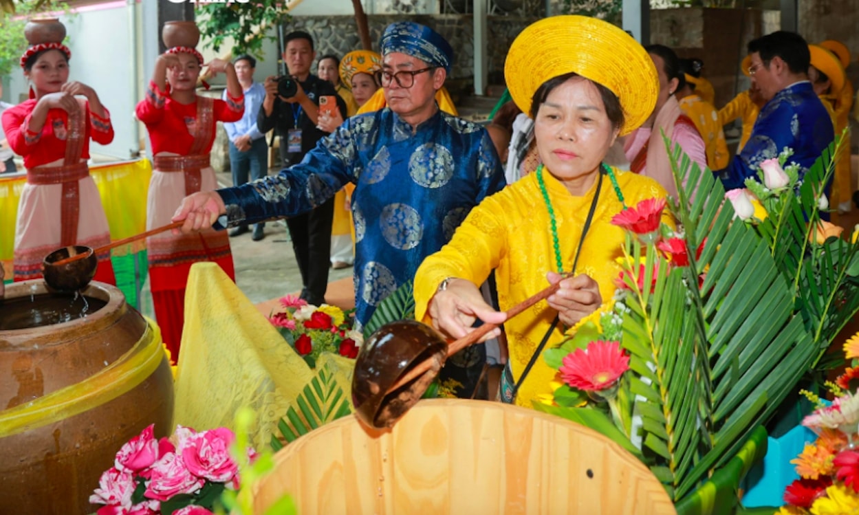 Thành viên đoàn rước thực hiện nghi thức lấy nước về dâng Mẫu. (Ảnh: T.N)