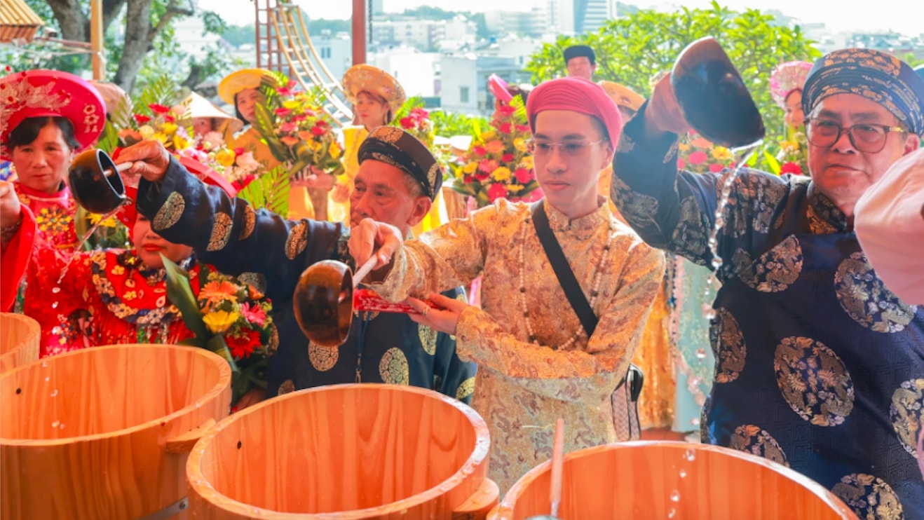 Thành viên các câu lạc bộ thực hành tín ngưỡng thờ Mẫu Thiên Y A Na thực hiện nghi thức dâng nước. (Ảnh: T.N)
