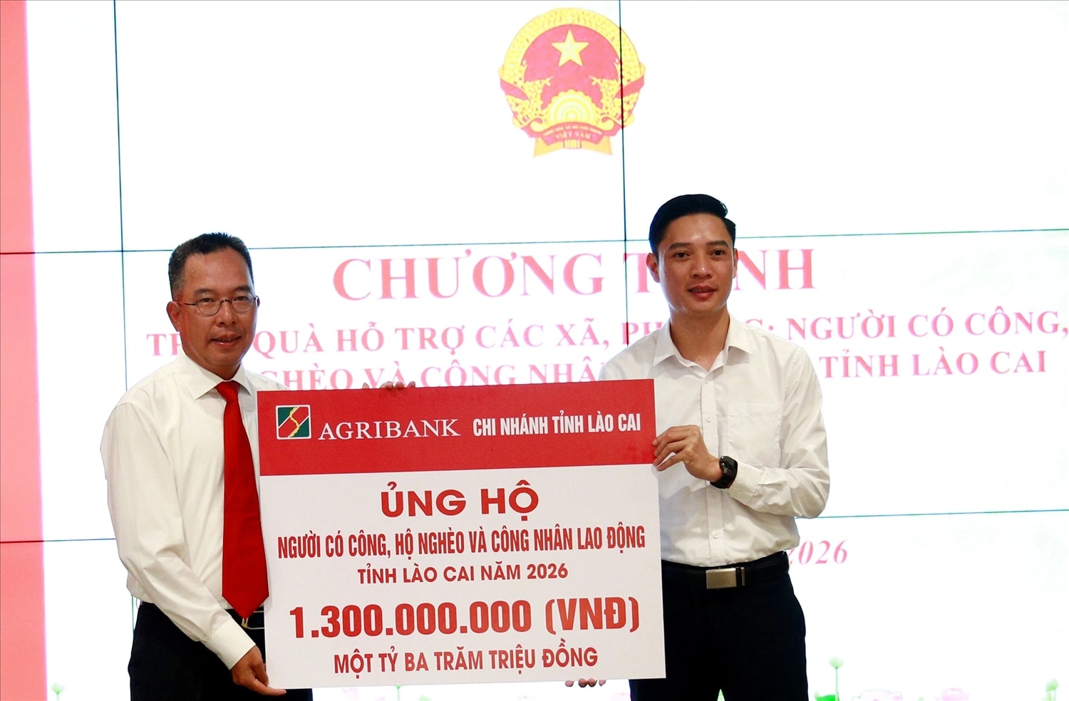 Tiếp nhận 200 bộ máy tính và 1 nghìn phần quà của các doang nghiệp, nhà hảo tâm ủng hộ (Ảnh Báo LC)