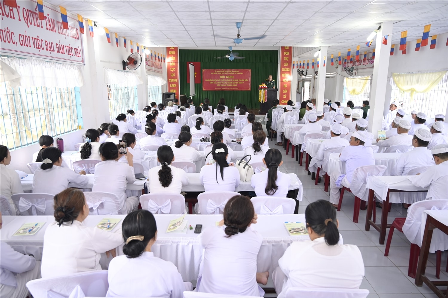 Các chức sắc, chức việc Hội Thánh Cao Đài Bạch Y trên địa bàn tỉnh An Giang tham gia lớp dưỡng kiến thức QP - AN năm 2026