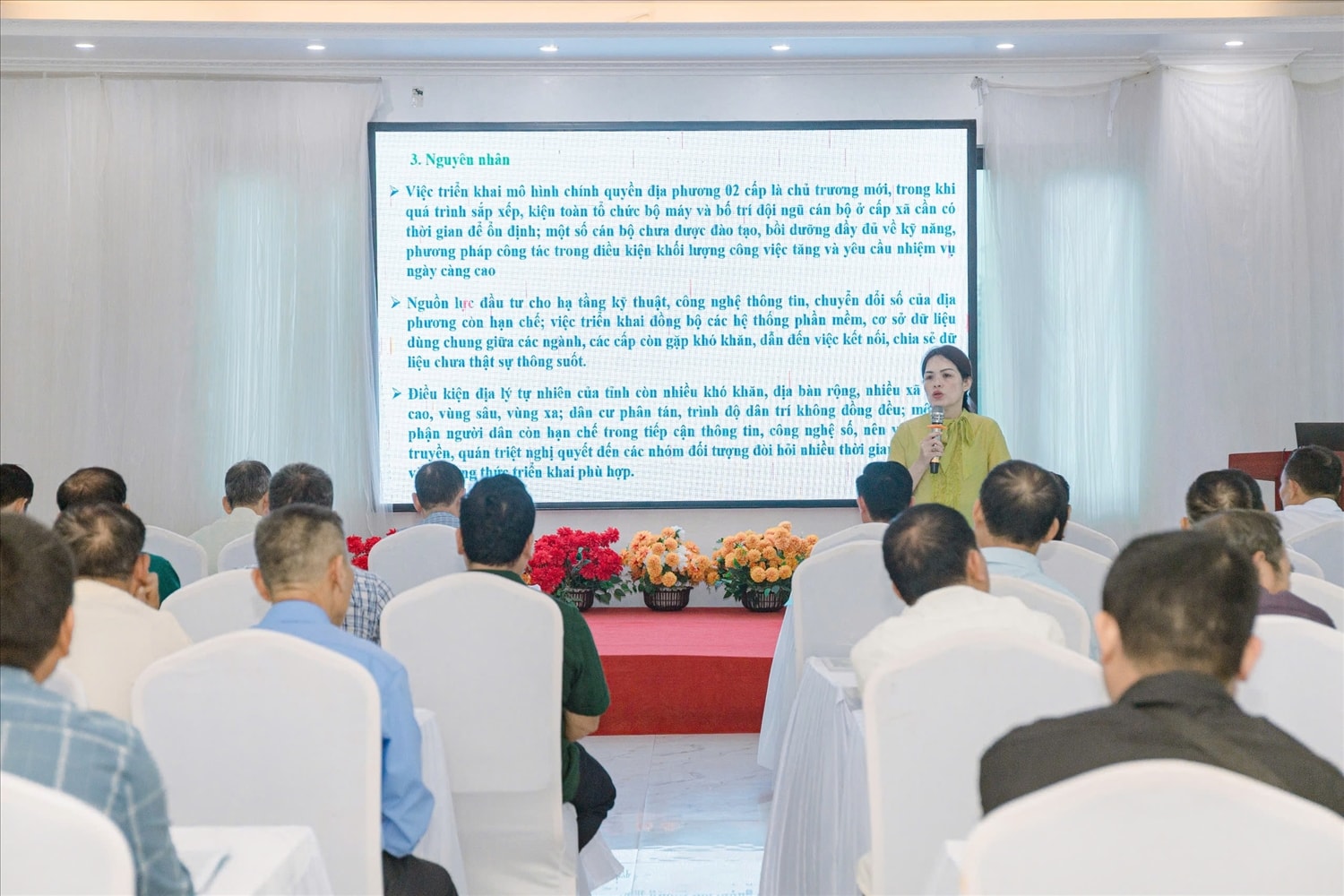 Phó Giám đốc Sở Dân tộc và Tôn giáo tỉnh Tuyên Quang Hoàng Thị Thắm thông tin các nội dung tại Hội nghị tập huấn
