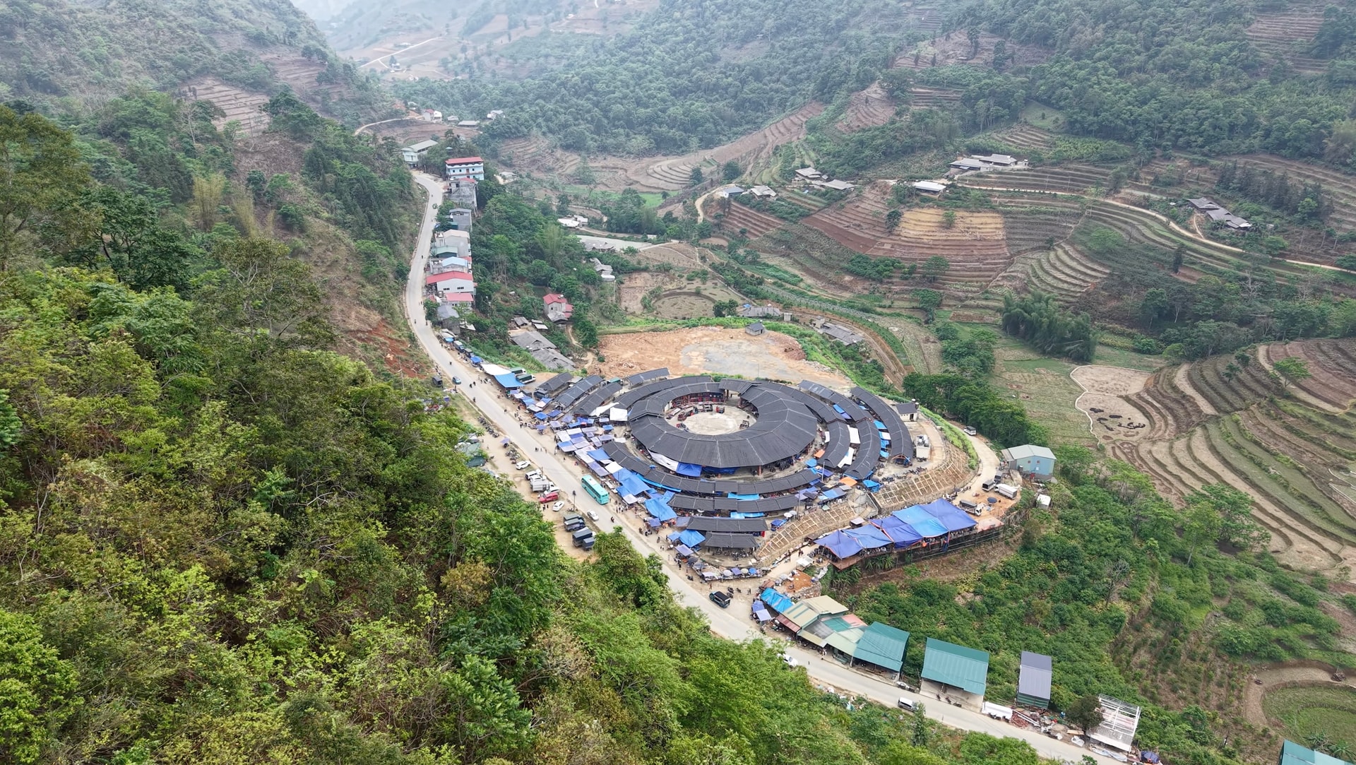 Phiên chợ khép lại để mở ra những hy vọng mới, giữ mãi lời hẹn cho lần hội ngộ lần sau trên cao nguyên Si Ma Cai.