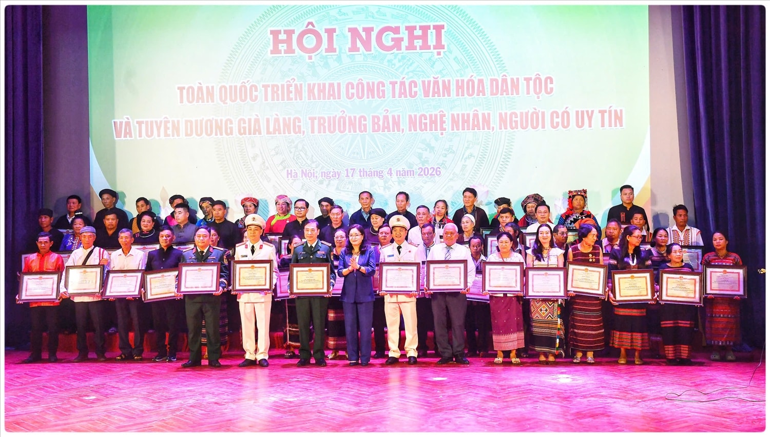 Chị Ka’ Thị Ngọc Hương  (thứ 5 từ phải sang) được tặng Bằng khen của Bộ trưởng Bộ Văn hoá Thể thao và Du lịch vì đã có thành tích tiêu biểu trong công tác bảo tồn, phát huy giá trị văn hoá truyền thống các dân tộc tại địa phương