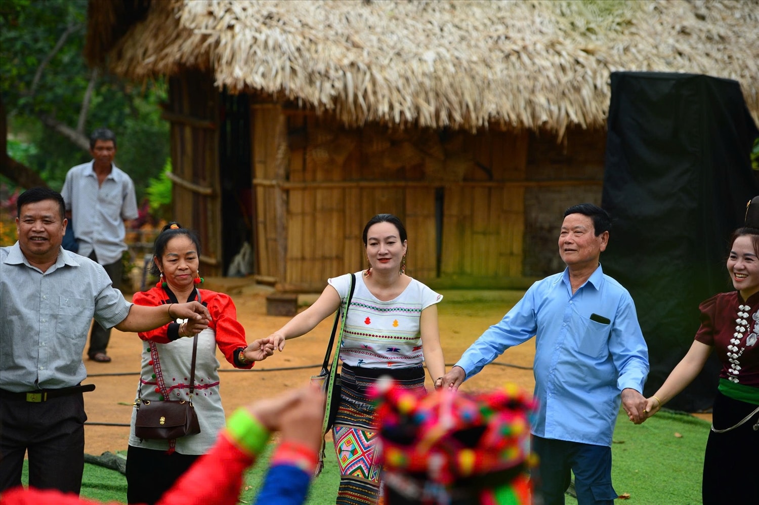 Chị Ka’ Thị Ngọc Hương giao lưu văn nghệ cùng đồng bào các dân tộc tại Ngày Văn hoá các dân tộc Việt Nam  19/4/2026