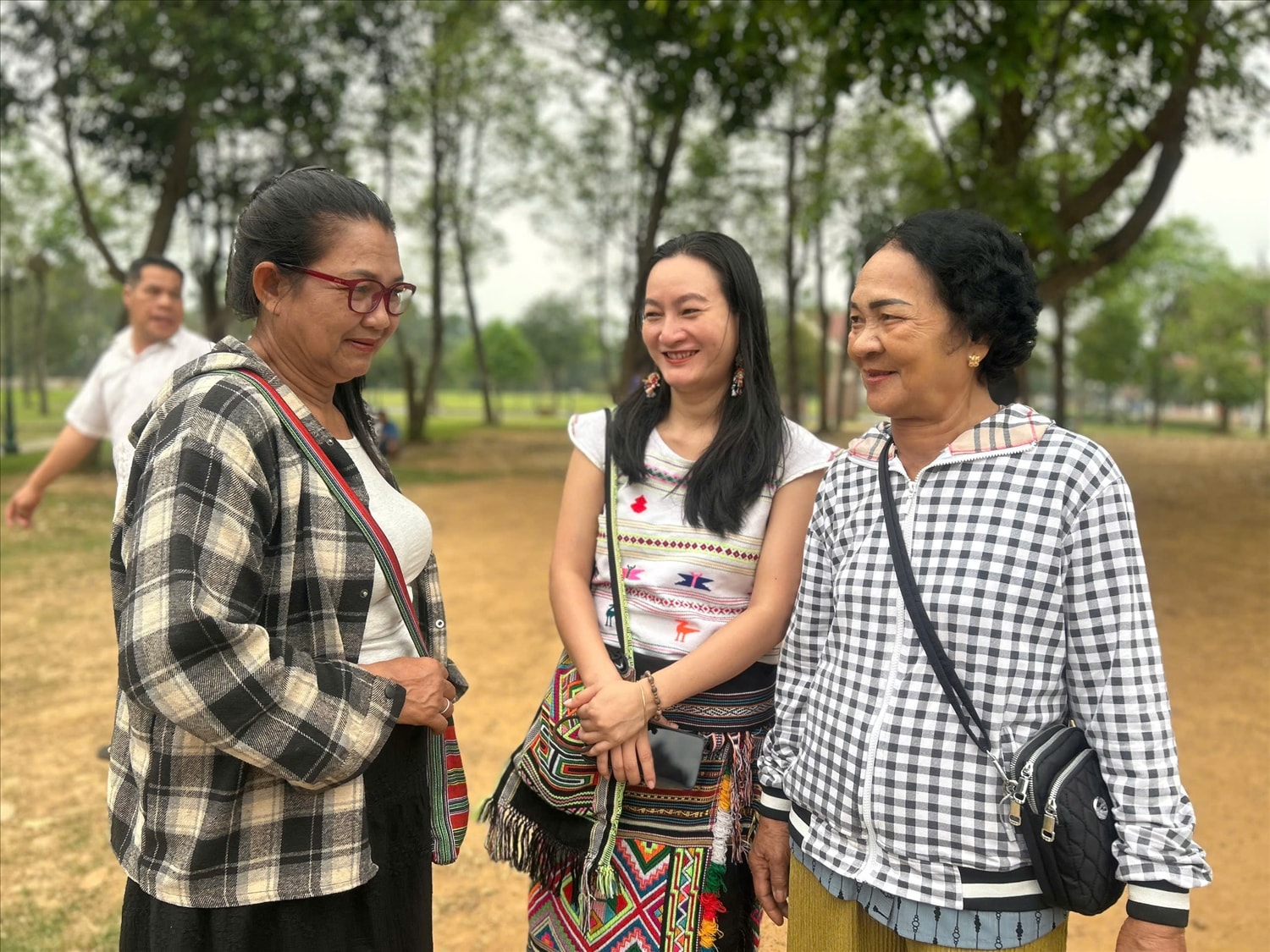 Chị Ka’ Thị Ngọc Hương  trò chuyện với các đại biểu là Người có uy tín, nghệ nhân tại Làng Văn hoá Du lịch các dân tộc Việt Nam