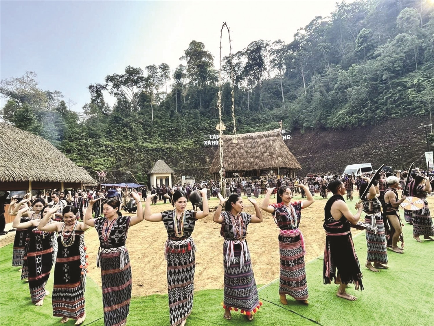Đồng bào Cơ Tu múa tân' tung dá' da
