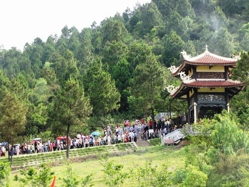 Đoàn người tìm về viếng mộ Đại tướng Võ Nguyên Giáp