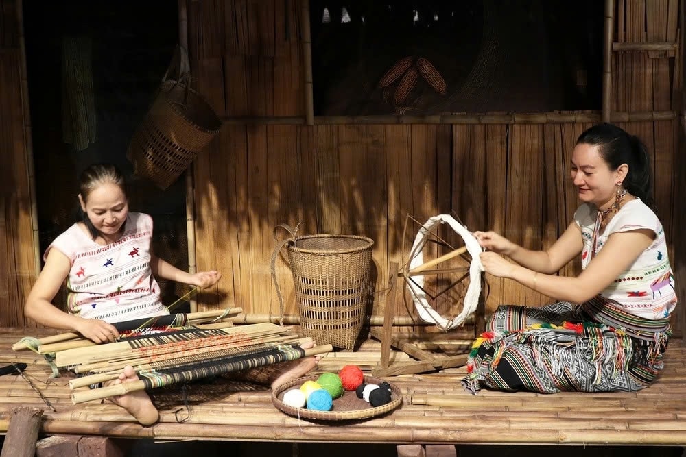  Chị Ngọc Hương và mẹ là Nghệ nhân Ka' Rỉn dệt thổ cẩm tại Bảo tàng Phụ nữ Nam bộ. Ảnh Khánh Châu 