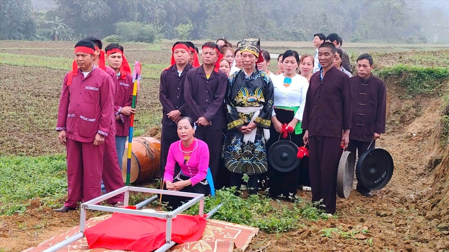 Nghệ nhân Hà Thị Tiên thực hiện nghi lễ rước vía lúa tại đền Mường Kịt Lai Đồng Phú Thọ (Ảnh Lê Thanh Thủy)
