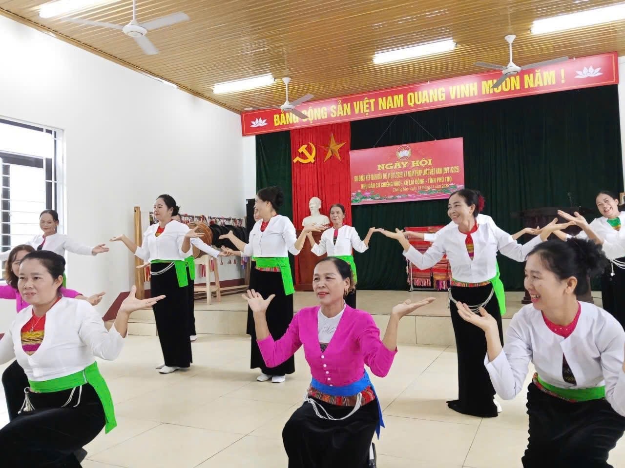 Nghệ nhân  Hà Thị Tiên cùng diễn viên trong CLB của khu dân cư tham gia văn nghệ quần chúng