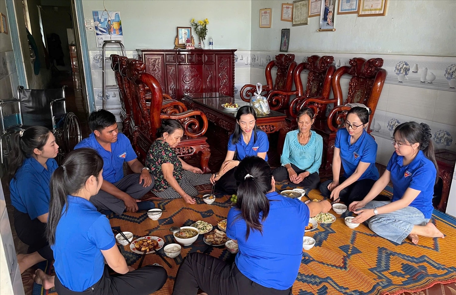 Đoàn thanh niên xã Đăk Tô tổ chức bữa cơm tại gia đình Anh hùng Lực lượng vũ trang nhân dân Y Buông và nghe bà kể chuyện về lịch sử