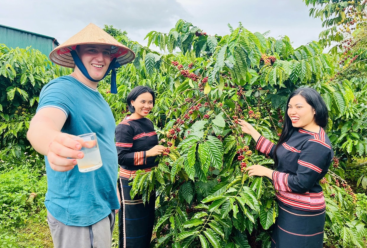 Anh Elliot Connelly, du khách đến từ Vương quốc Anh vui mừng khi được trải nghiệm văn hóa cà phê ngay tại ngôi làng của đồng bào Gia Rai