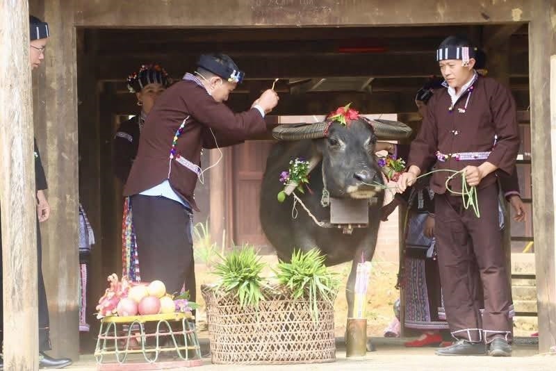 Thầy cúng thực hiện nghi lễ Sú Khon Khoài