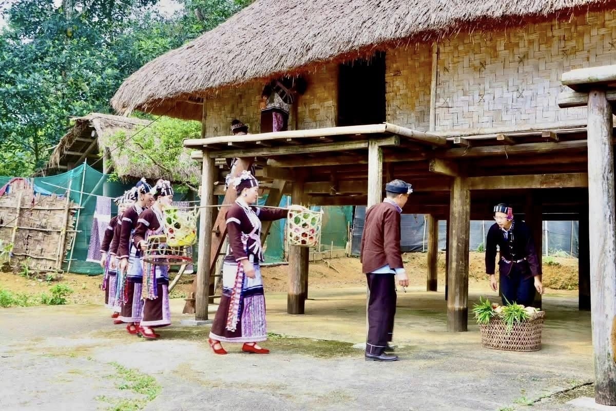 Đồng bào Lự ở bản Nậm Tăm chuẩn bị lễ vật  tổ chức Lễ Sú Khon Khoài (cúng hồn trâu) tại Làng Văn hoá Du lịch các dân tộc Việt Nam