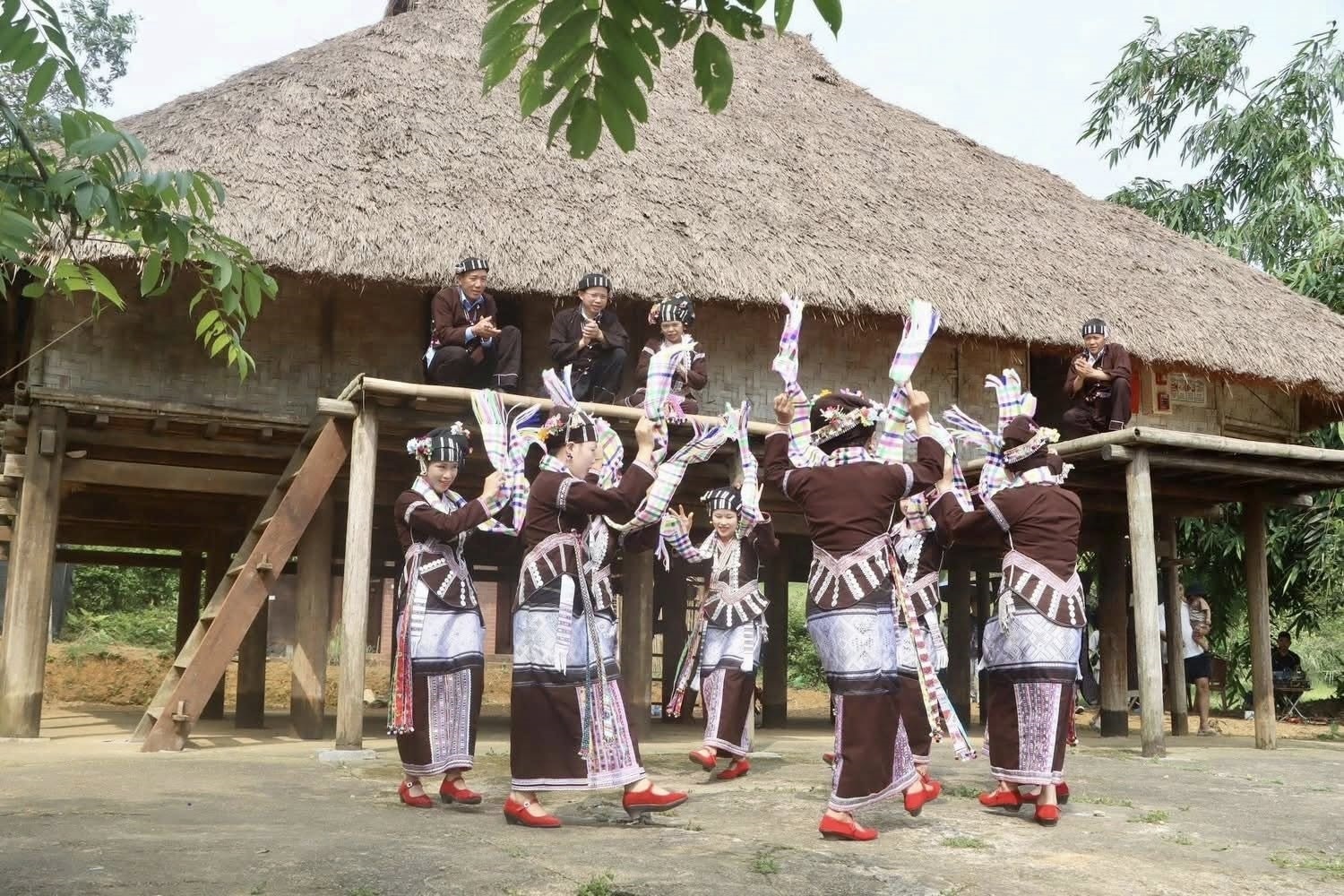 Kết thúc nghi lễ, mọi người cùng hòa vào không khí vui tươi, tổ chức bữa ăn chung, ca hát nhảy múa chia sẻ niềm vui.