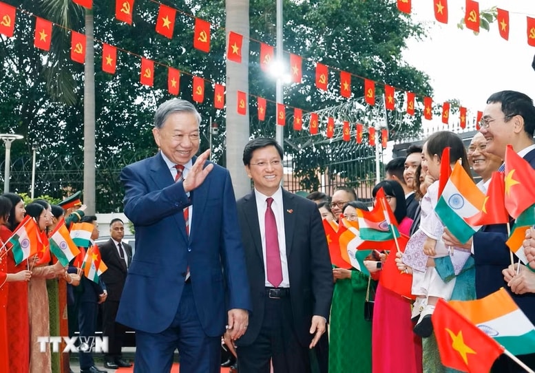 Tổng Bí thư, Chủ tịch nước Tô Lâm gặp gỡ cán bộ, nhân viên Đại sứ quán và cộng đồng người Việt Nam tại Ấn Độ - Ảnh: TTXVN