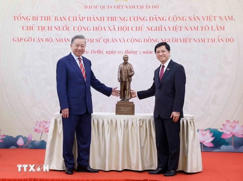 Tổng Bí thư, Chủ tịch nước Tô Lâm tặng bức tượng Chủ tịch Hồ Chí Minh cho Đại sứ quán Việt Nam tại Ấn Độ - Ảnh: TTXVN