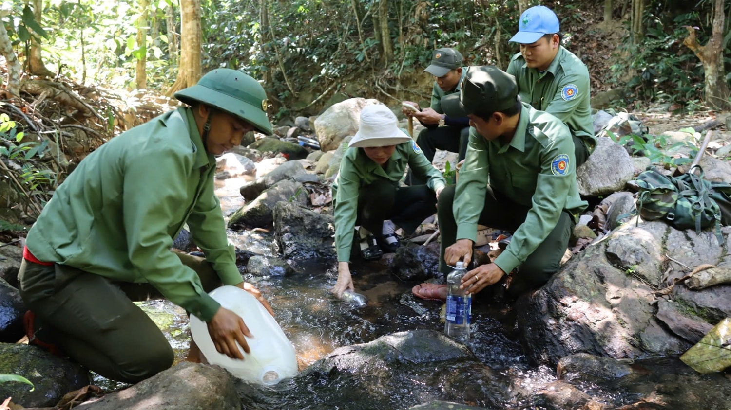 Hằng ngày, nhân viên Trạm bảo vệ rừng Sa Thầy phải vào khe suối lấy nước mang về phục vụ sinh hoạt