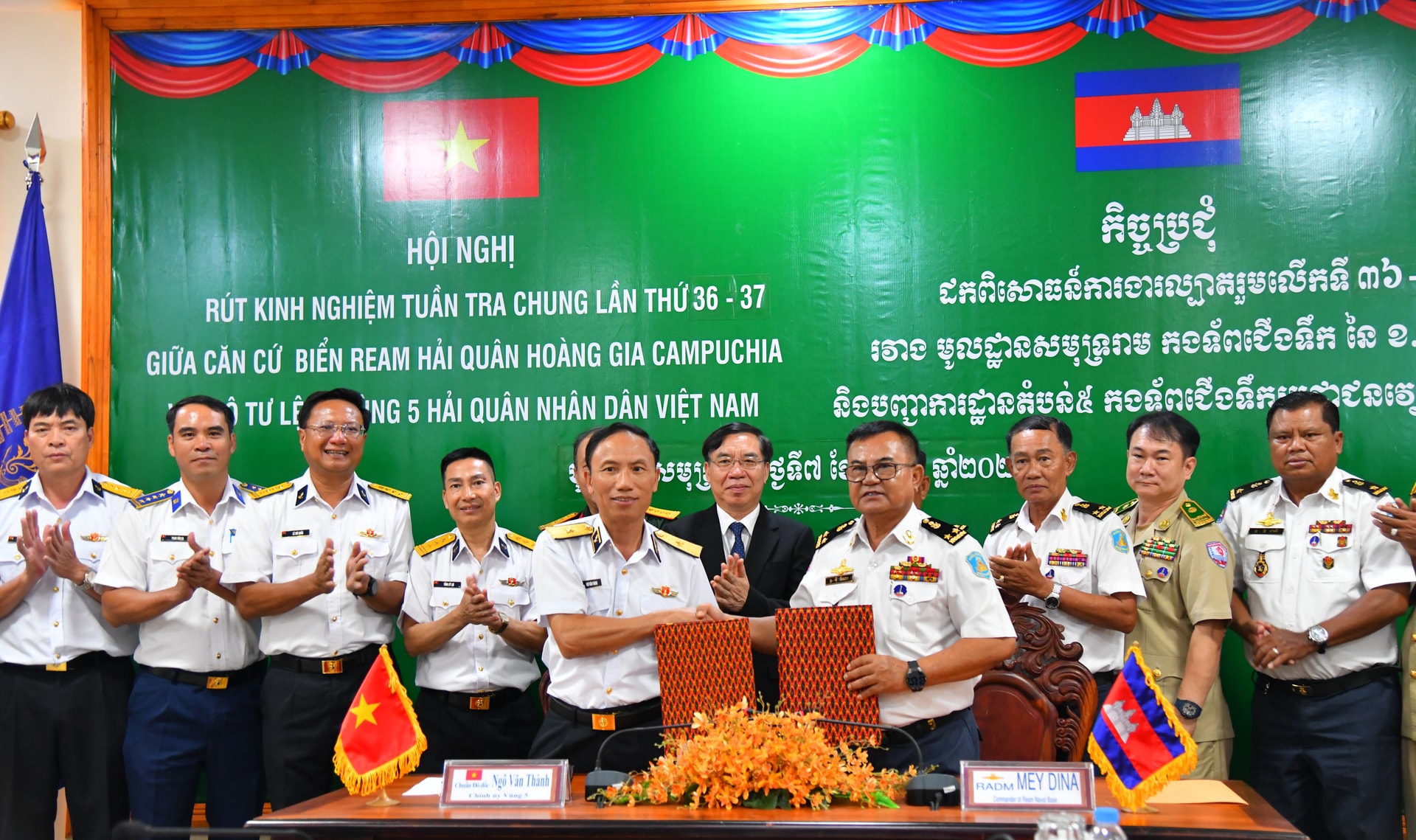 Chuẩn đô đốc Ngô Văn Thành và Phó Đô đốc May Dina trao biên bản ghi nhớ công tác phối hợp