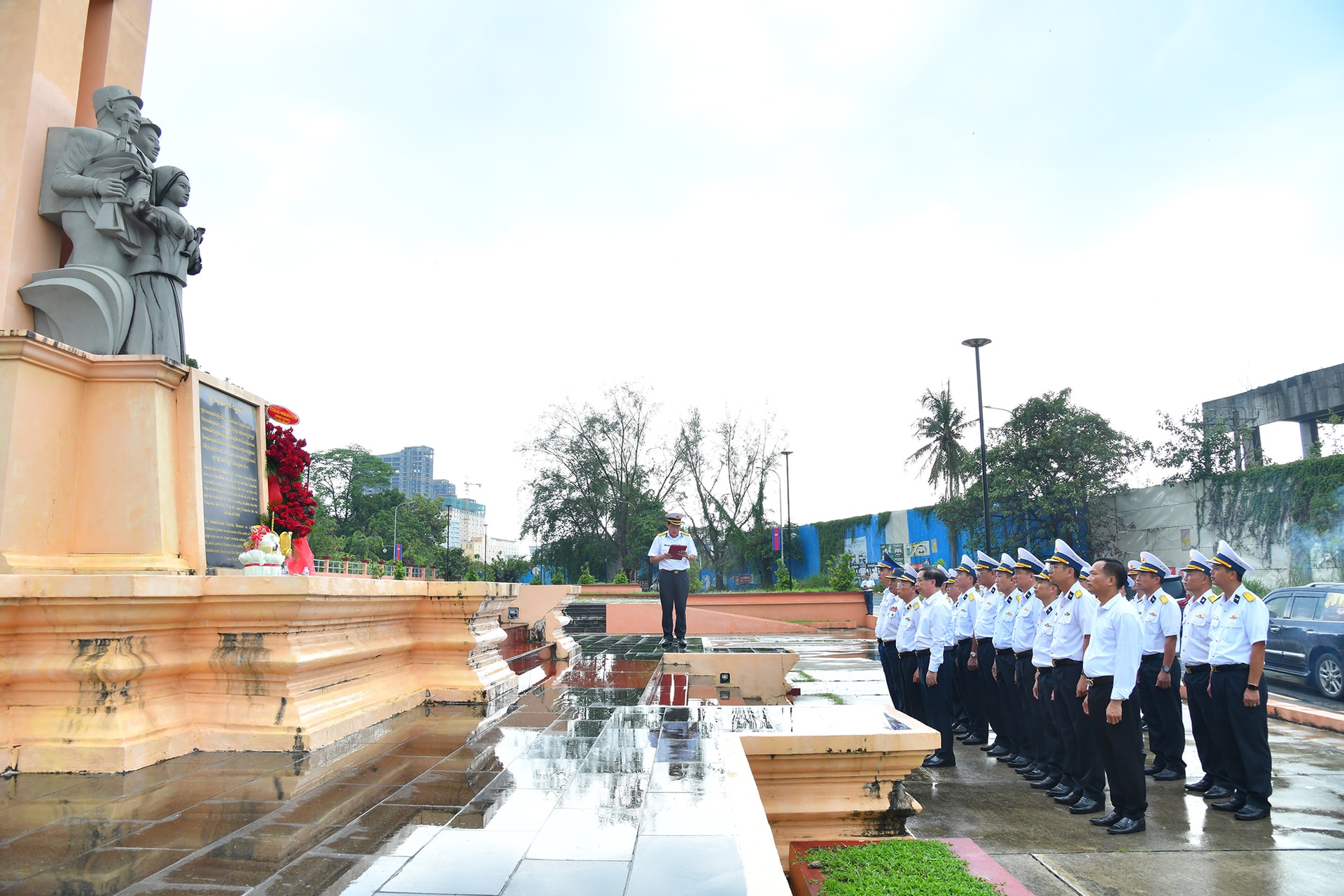 Đoàn công tác Bộ Tư lệnh Vùng 5 Hải quân dâng hương tại Tượng đài Hữu nghị Việt Nam - Campuchia